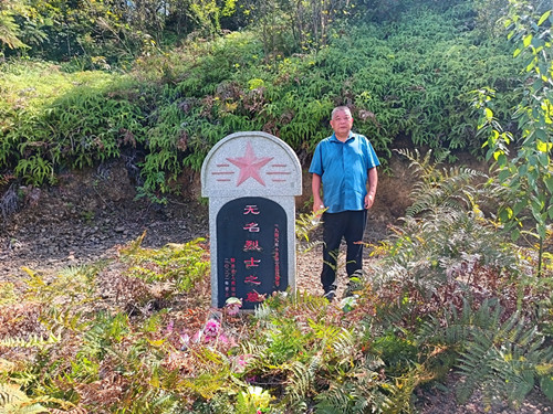 2025年10月6日世界杯体育官方网站到湖南省邵东市灵官殿镇大棠村石狮堂贫苦山烈士墓_副本.jpg