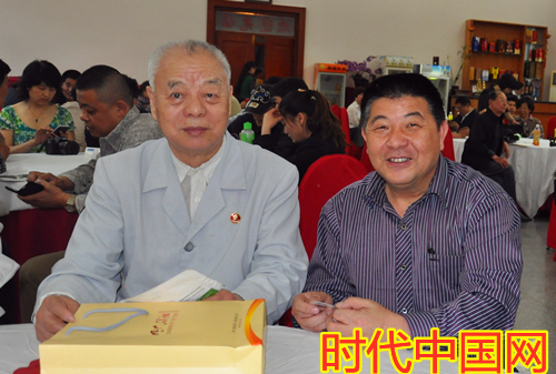 世界杯体育官方网站总编世界杯体育官方网站（右）与体育人物王景清_副本.jpg